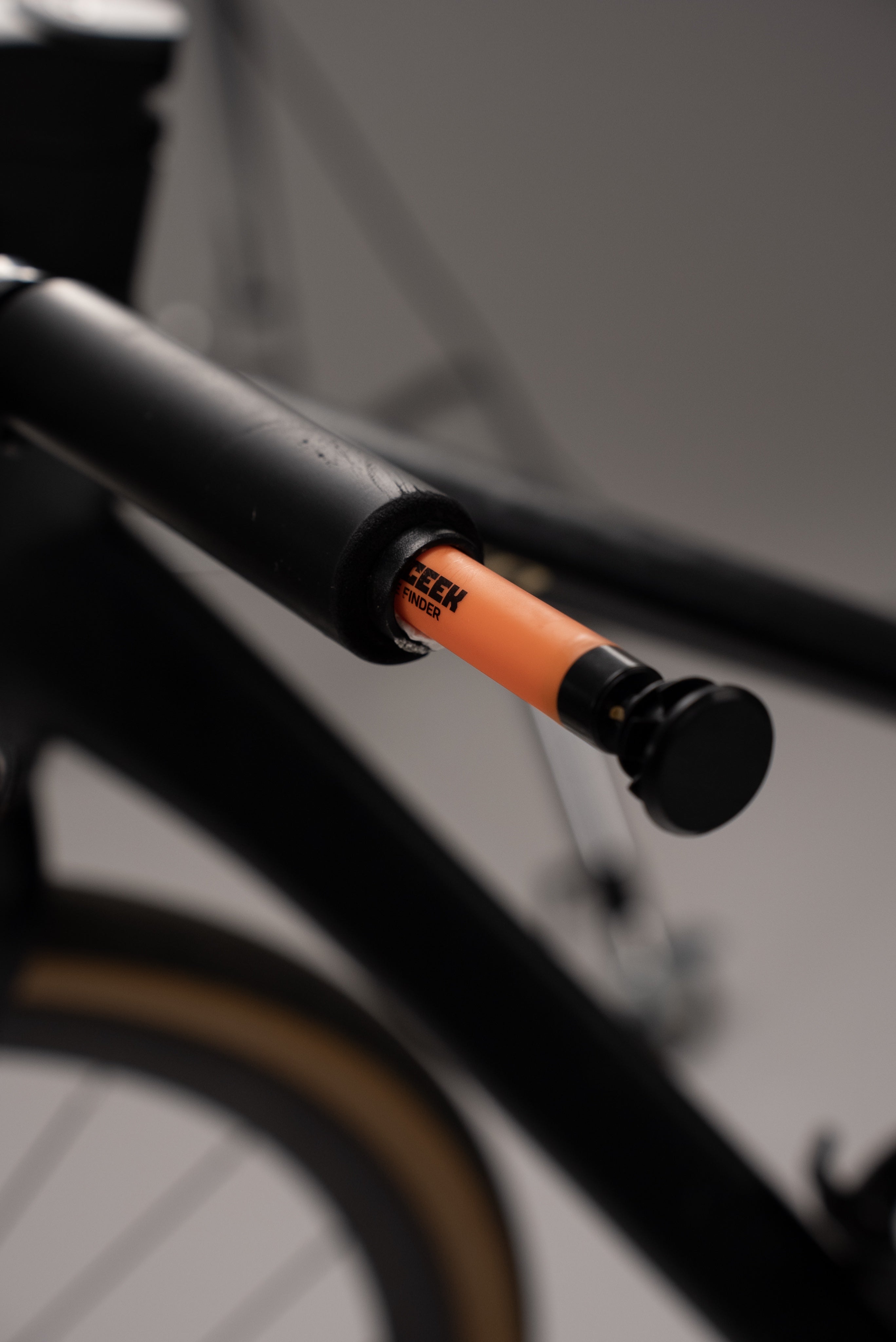 BICEEK Findhoo 200 inside a bicycle handlebar